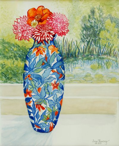 Jarrón con dalias y vista del estanque, 2001 de Joan Thewsey